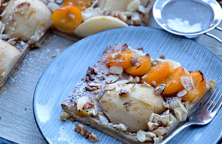 Kolá� s hru�kami a meru�kami doplní o�echy a mandle