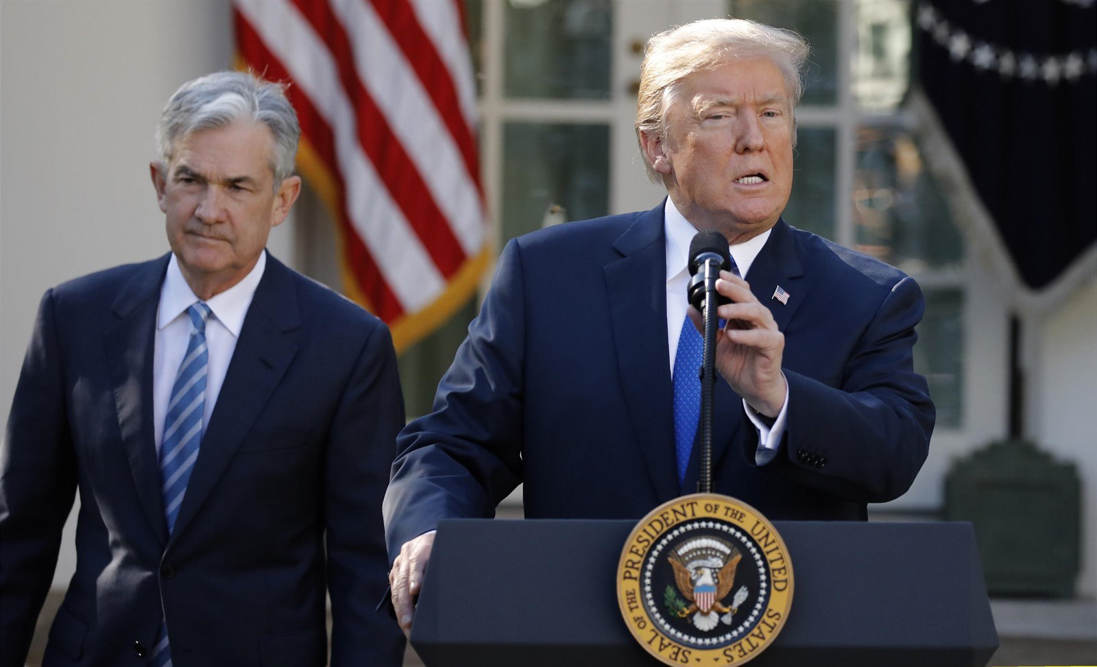 Jerome Powell (vlevo) a Donald Trump b�hem vyhlá�ení nového �éfa Fedu.