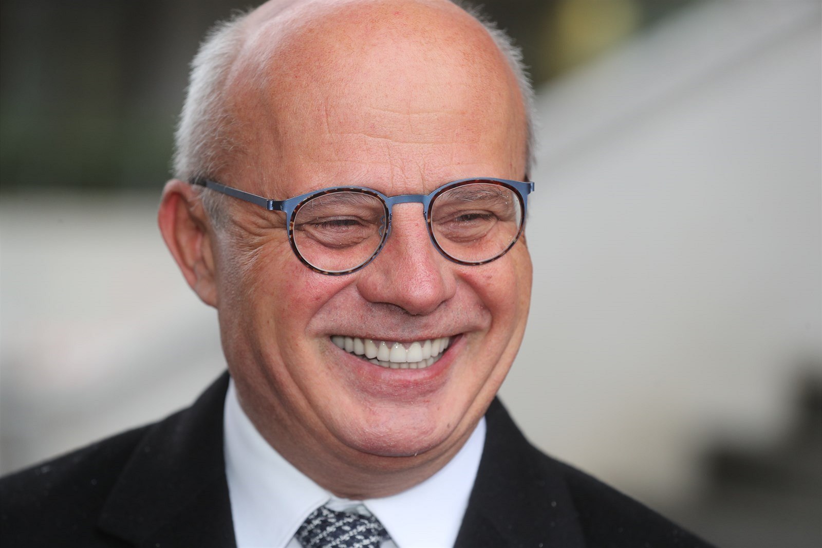 Michal Horá�ek b�hem p�edávání kandidátních listin a peti�ních arch�.