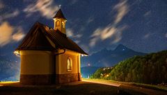 Kostelík nad Berchtesgadenem, naproti hora Watzmann