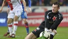 Viktoria Plzeň - Slavia Praha, gólman hostí Jan Laštůvka.
