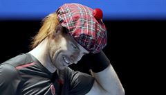 Andy Murray pi exhibici proti Rogeru Federerovi s tradiní skotskou pokrývkou...
