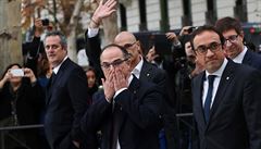 Exministr a bývalý mluví katalánské vlády Jordi Turull (uprosted) s ostatními...