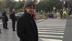 Carles Puigdemont na ulici v Bruselu.