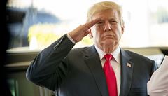 Trump zmnil podobu diskrtn odmny pro vojky. Zlat z a nese jeho volebn slogan