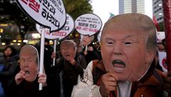 Protestující se objevili s papírovou hlavou amerického prezidenta.