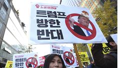 Lidé v Soulu protestovali p�i náv�t�v� Trumpa.