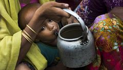 Rohingtí uprchlíci picházejí do Bangladée hladoví a zranní.