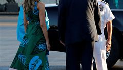 Donald Trump a jeho ena Melania Trumpová jsou vítáni na havajském letiti.