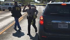 FBI u místa inu v texaském msteku Sutherland Springs.