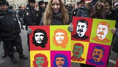 Stoupenci komunistických stran nesou portréty hrdiny kubánské revoluce Ernesta...