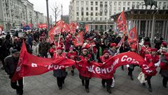 Zástupci komunistické strany nosí své vlajky bhem demonstrace k 100. výroí...