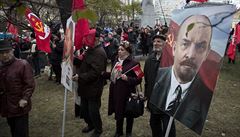 Sovtská vlajka a portrét Vladimira Lenina.