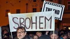 Protest proti prezidentovi Miloi Zemanovi, který se 8. listopadu v rámci...
