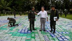 Kolumbijský prezident Juan Manuel Santos p�i inspekci 12 tun zabaveného kokainu.