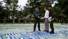 Kolumbijský prezident Juan Manuel Santos pi inspekci 12 tun zabaveného kokainu.
