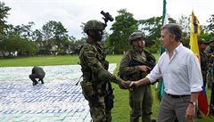 Kolumbijský prezident Juan Manuel Santos pi inspekci 12 tun zabaveného kokainu.