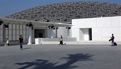 Lidé ped budovou muzea v Abu Dhabi