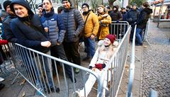 Fronty se nevyhnuly ani Evrop. Zákaznicí ekají na telefony v Berlín.