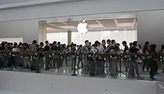 Fronta na první iPhony v Hongkongu.