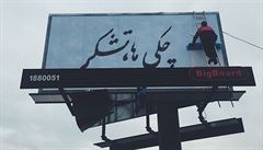 Billboardy s arabským nápisem vzbudily rozruch. Neziskovka nechce prozradit účel