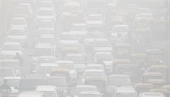 Automobily v Novém Dillí pikryté smogem.