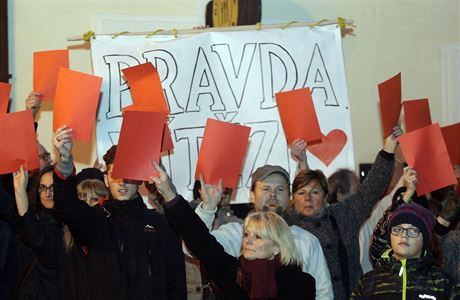 Protest proti prezidentovi Miloi Zemanovi, který se 8. listopadu v rámci...