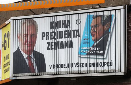 Reklama na Zemanovu knihu na billboardu.