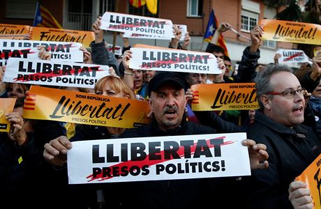 Demonstranti v Barcelon, kte daj proputn katalnskch politik.