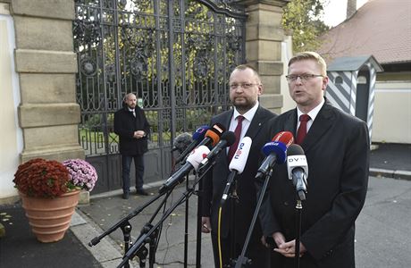 Pedseda KDU-SL Pavel Blobrádek (vpravo) a pedseda lidoveckého poslaneckého...