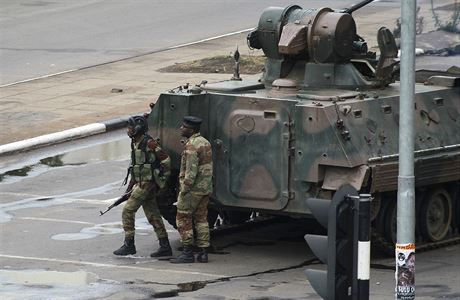 Vojáci na cest k prezidentovi v Harare.