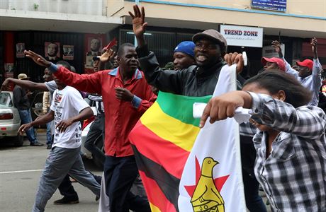 Obyvatel zimbabwsk metropole Harare oslavuj svrenm prezidenta Roberta...