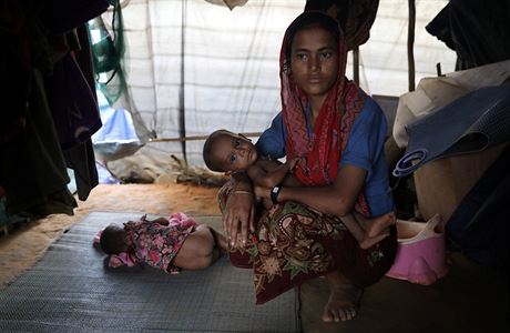 Matka s dtmi, kterým se podailo z Barmy uprchnout.