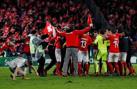 Oslavy fotbalist vcarska s jednm z fanouk.