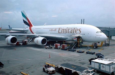 Airbus A380 spolenosti Emirates na letiti v Aucklandu