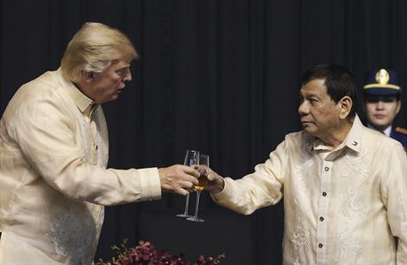 Prezident Donald Trump na veei s filipínským prezidentem Rodrigem Dutertem