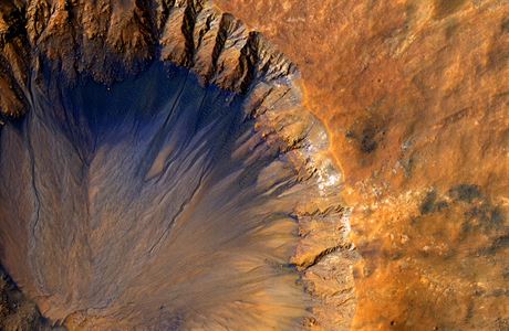 Crisp crater, tedy Kupav krter u Sirenum Fossae Tento rzov krter je...