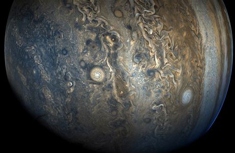 Fotografie ze sondy Juno ukazuje nejvtí boue na Jupiteru.