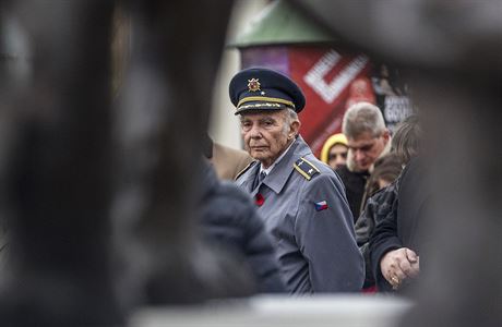 Brigdn generl Pavel Vransk bhem odhalen pamtn desky na pamtnku RAF na...