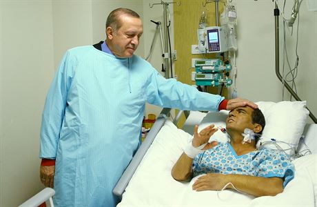 Turecký prezident Recep Tayyip Erdogan na návtv v nemocnici u Naima...
