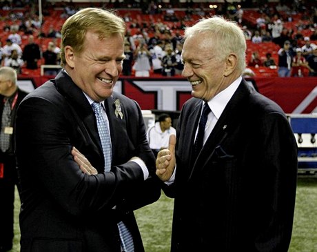 Roger Goodell (vlevo) a Jerry Jones.