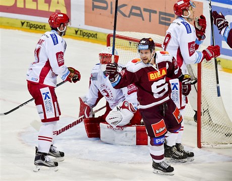 HC Sparta Praha - HC Ocelái Tinec. Domácí útoník Petr Vrána slaví gól.