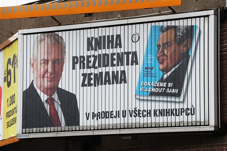Reklama na Zemanovu knihu na billboardu.