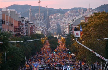 Statisíce lidí demonstrovalo v Barcelón za proputní politik.