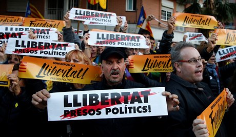 Demonstranti v Barcelon, kteí ádají proputní katalánských politik.