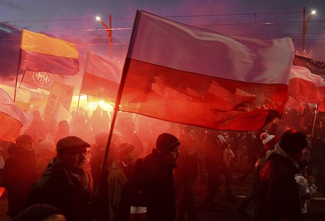 Demonstranté ve Varav na Den nezávislosti.