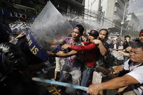 Demonstrace v Indonésii při návštěvě trumpa.
