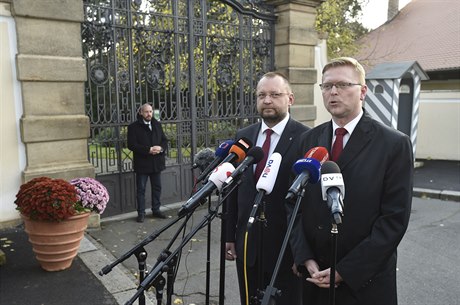 Pedseda KDU-SL Pavel Blobrádek (vpravo) a pedseda lidoveckého poslaneckého...