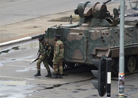 Vojáci na cest k prezidentovi v Harare.