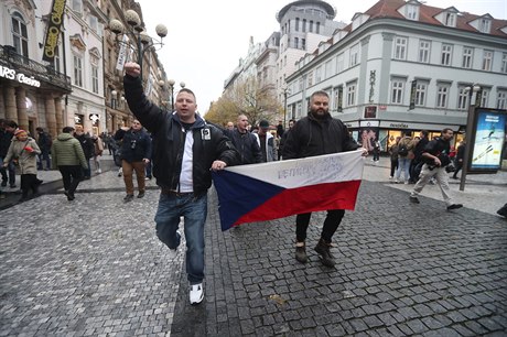 Dlnická strana sociální spravedlnosti pi prchodu praskými ulicemi.